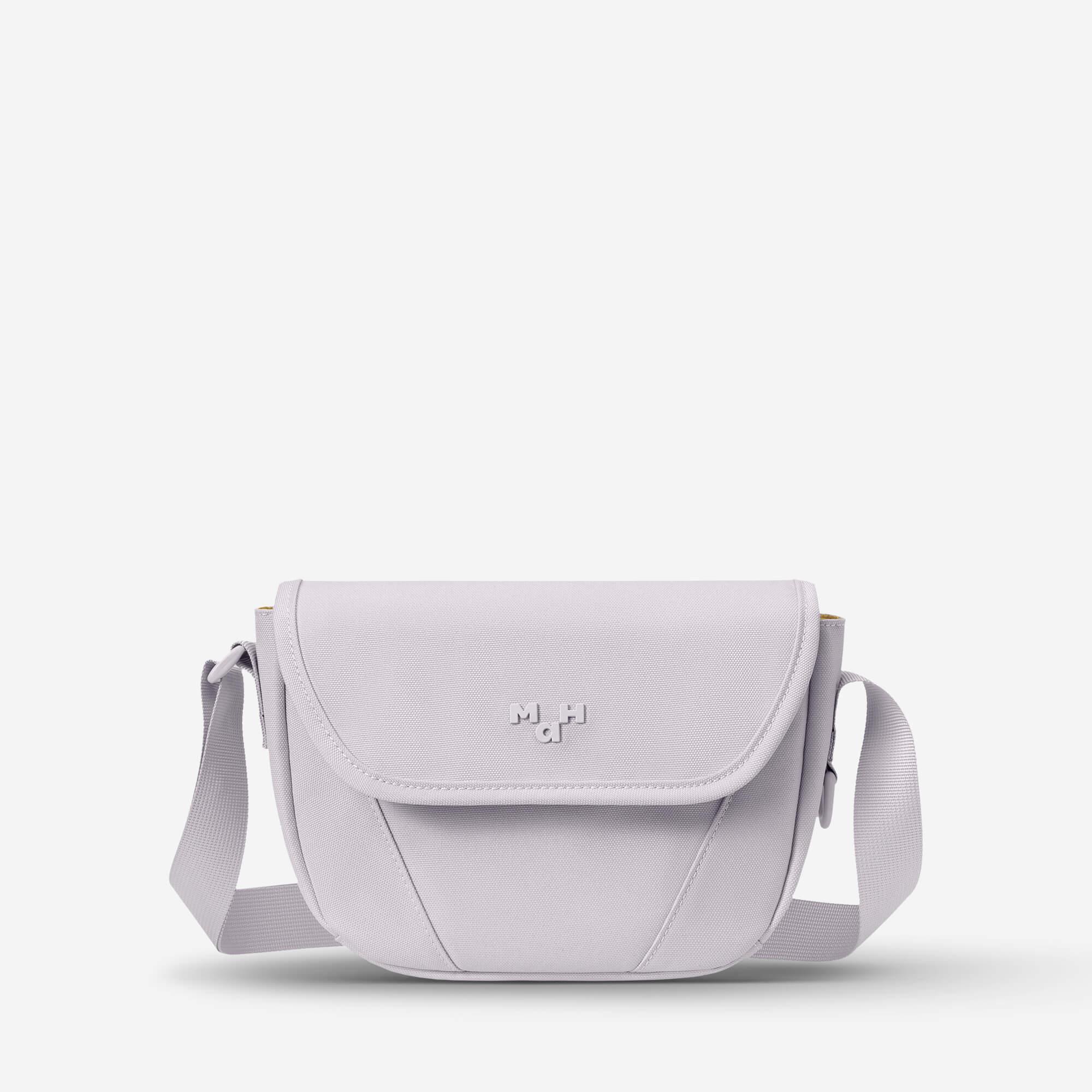 Light gray crossbody bag with adjustable strap and minimalist design, ideal for everyday use